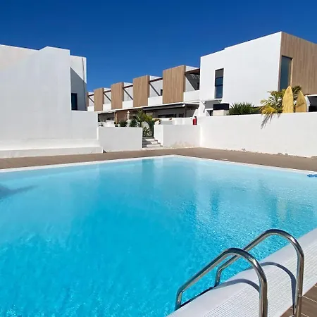 Casa Oasis Con Piscina 펜션 코라레호